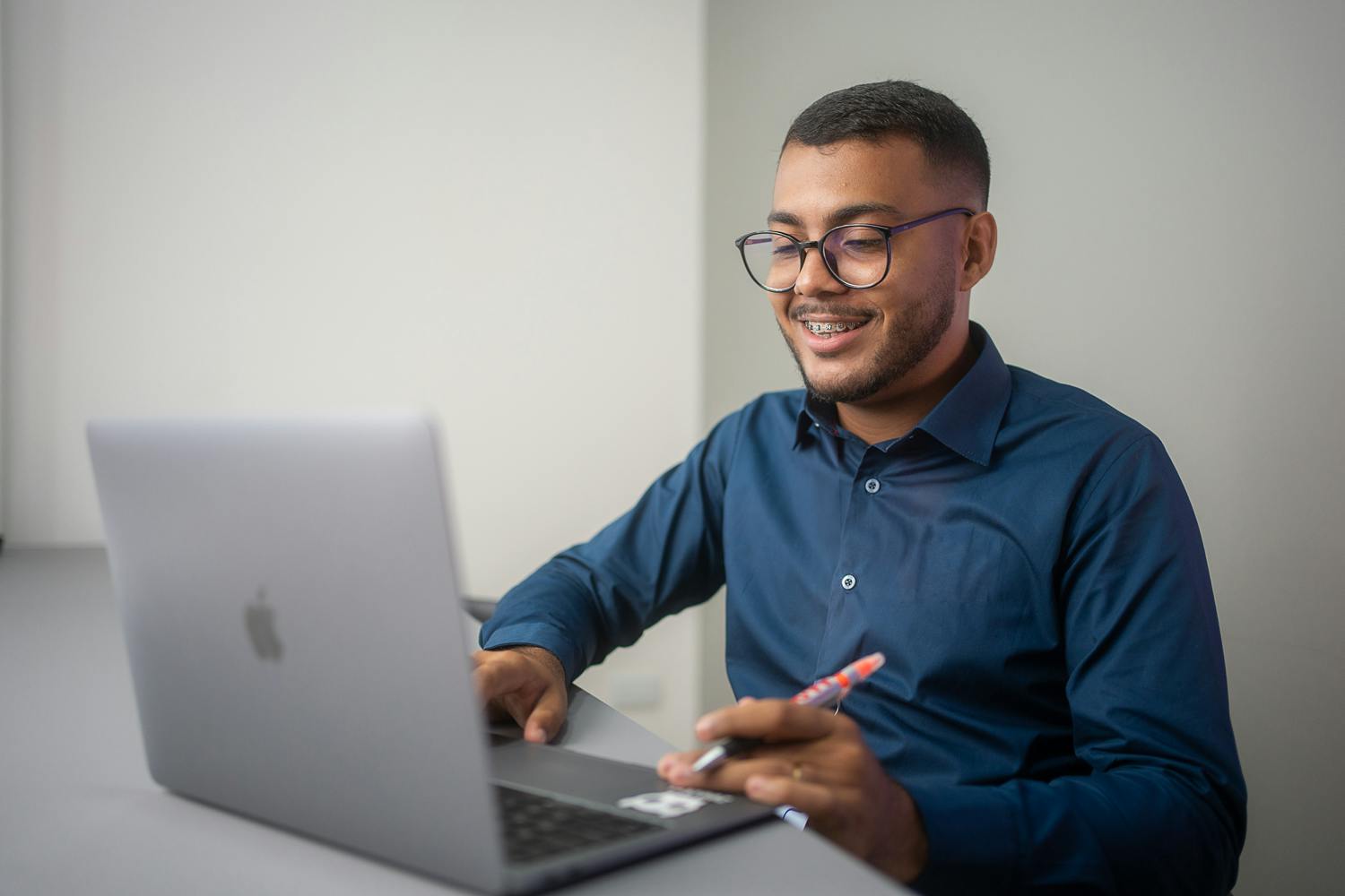 imagem homem com macbook