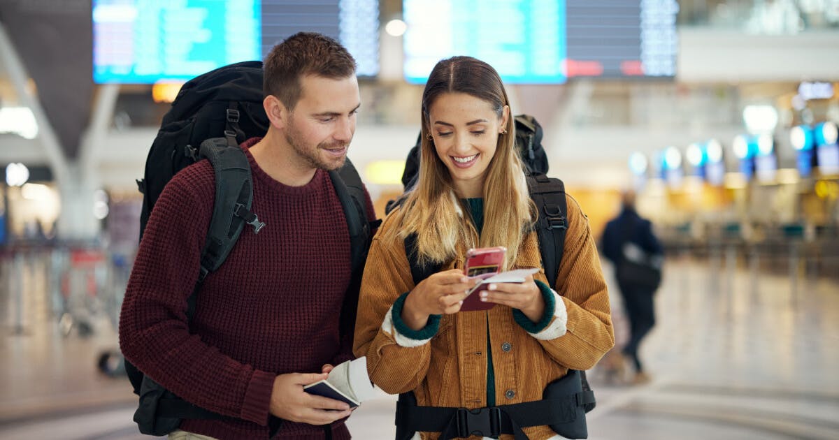 Casal no aeroporto