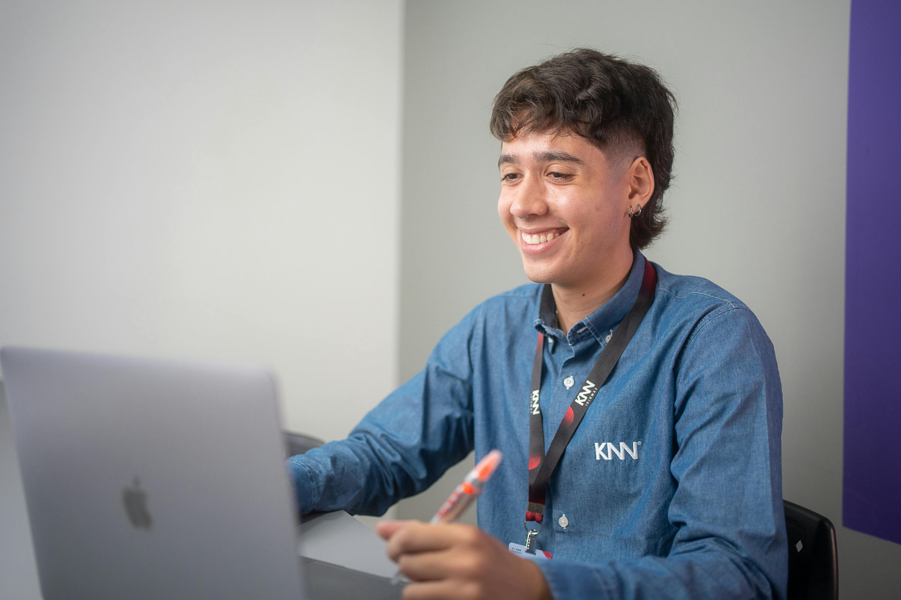 Homem sorrindo usando o computador