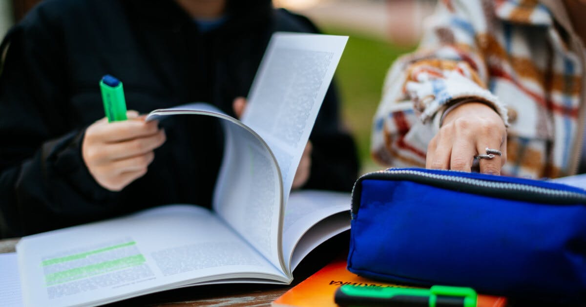 mãos folheando um livro