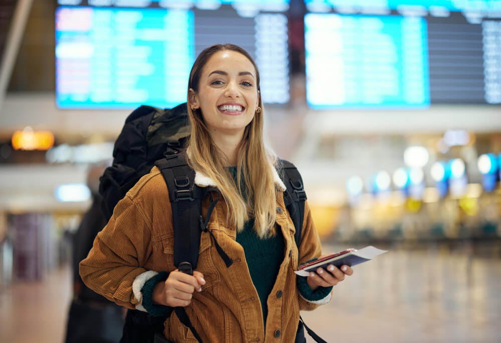 mulher sorrindo em um aeroporto