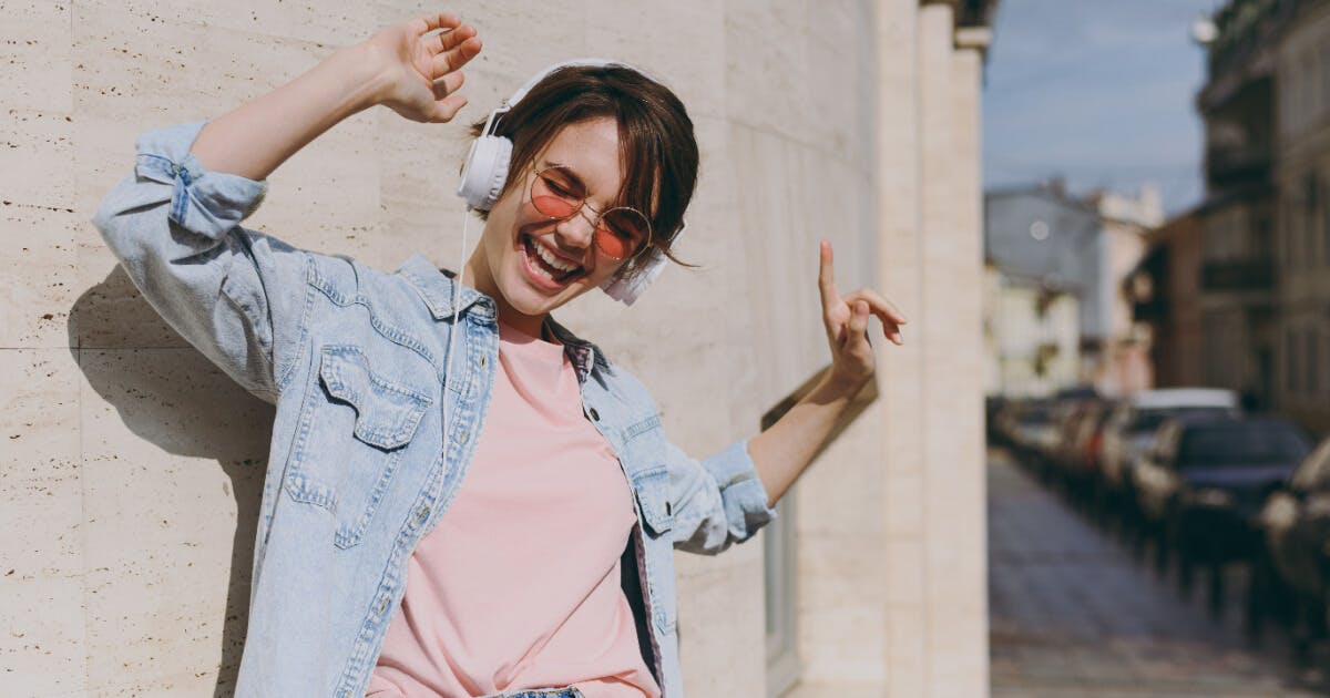 mulher ouvindo música