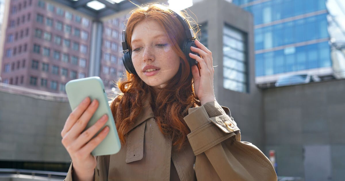 mulher ouvindo música