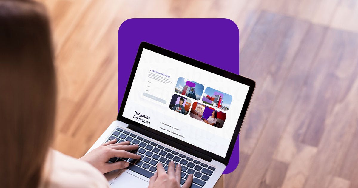 Pessoa digitando em um notebook no qual a página do KNN Club está aberta