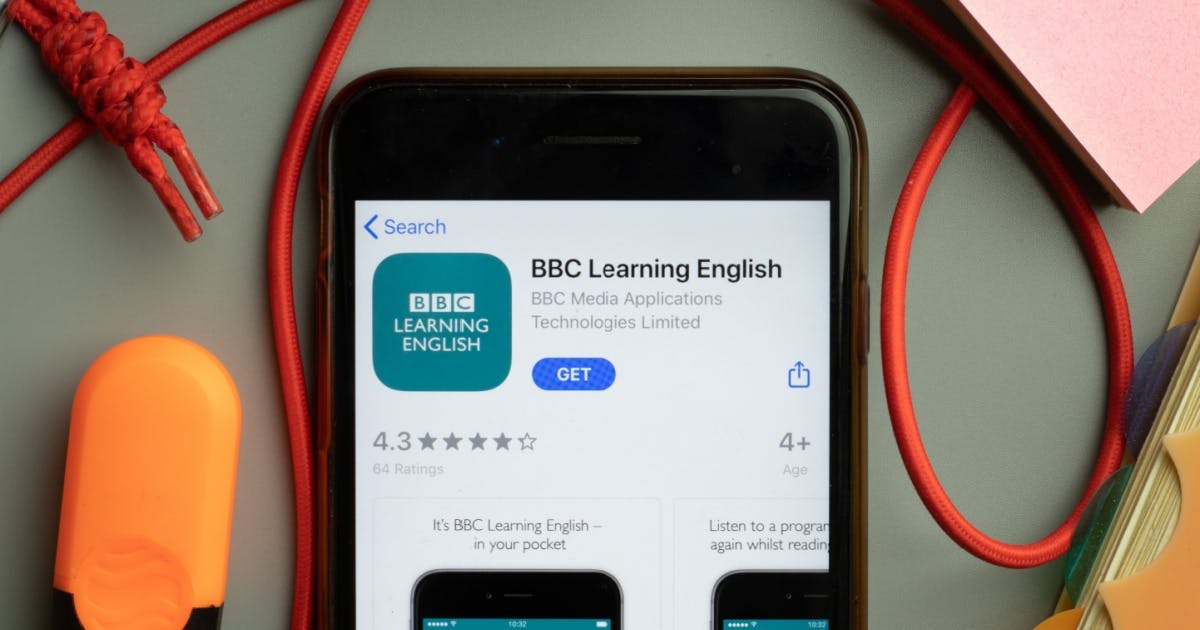 Capa do site "BBC Learning English" sendo mostrada na tela de um smartphone.