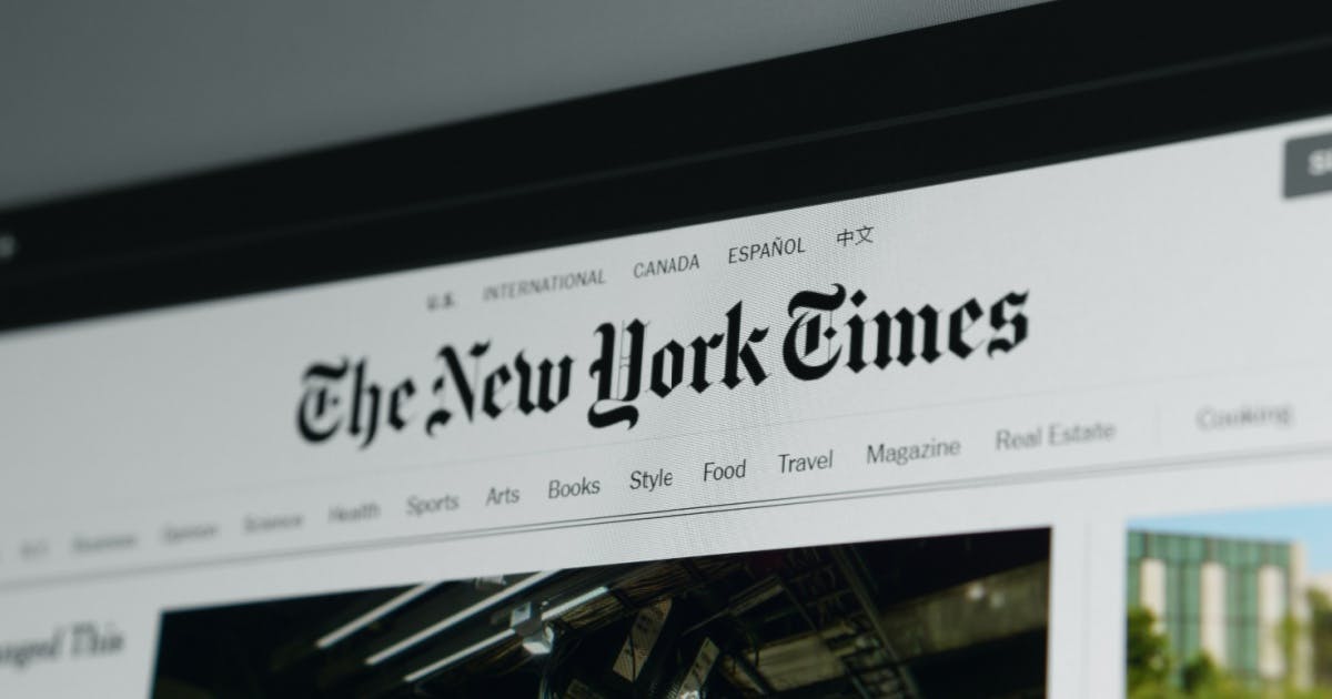 Capa do site "The New York" sendo mostrado através da tela de um notebook.