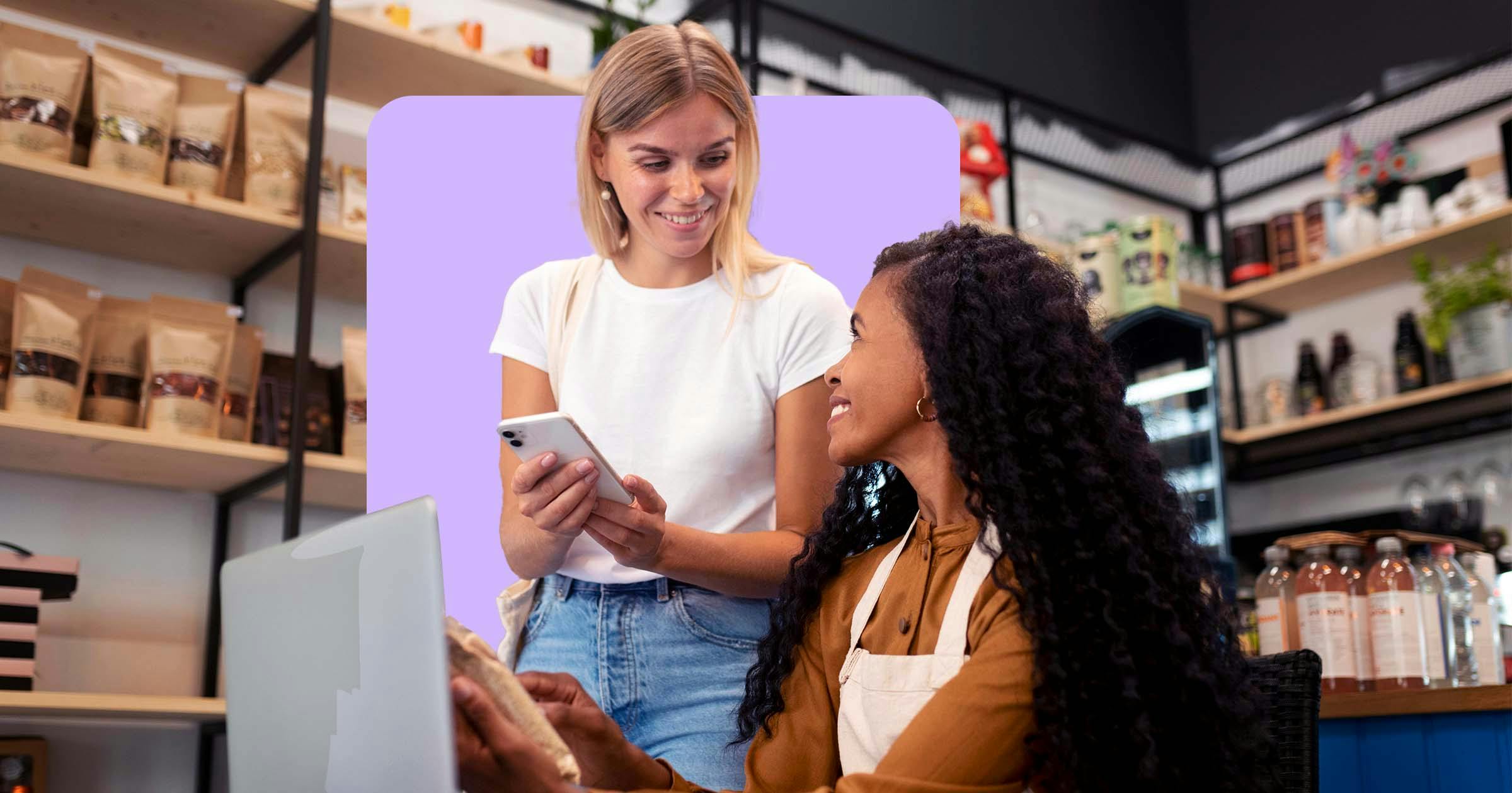 Duas mulheres conversando em um comércio 