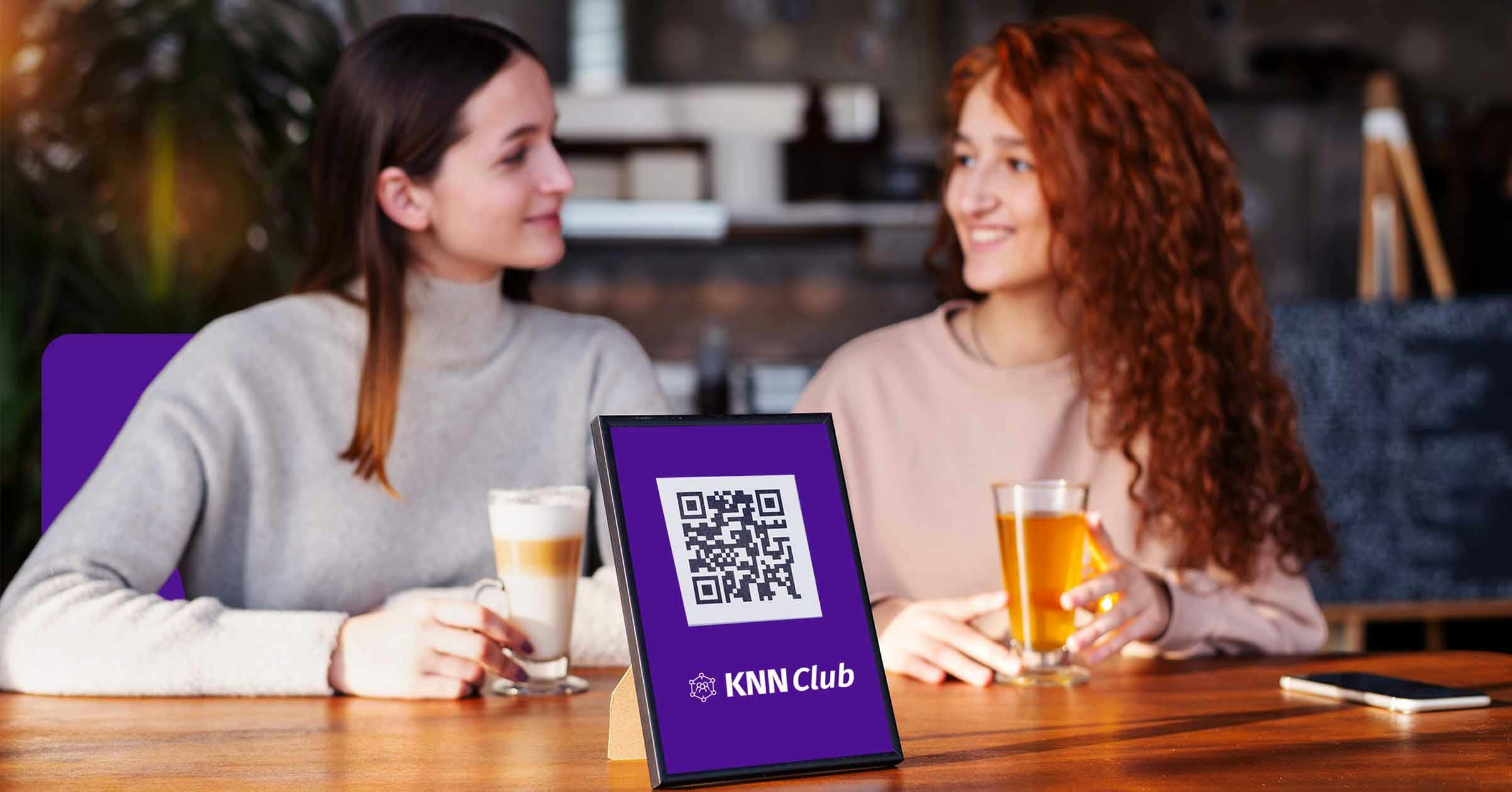 Duas mulheres no café, qr code em foco