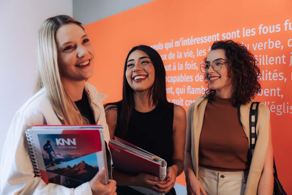 Mulheres sorrindo segurando livros KNN