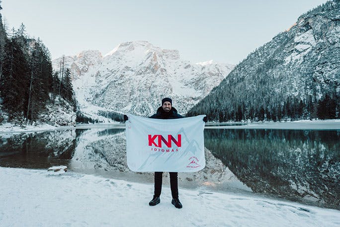 Reynaldo Gianecchini segurando a bandeira da KNN