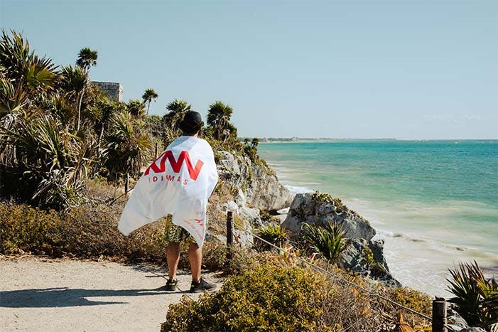 imagem turista com bandeira knn idiomas