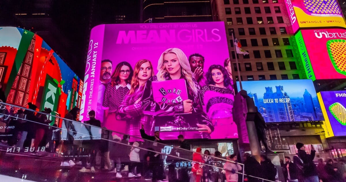 Capa do filme "Mean Grils" estampado pelas ruas de New York.