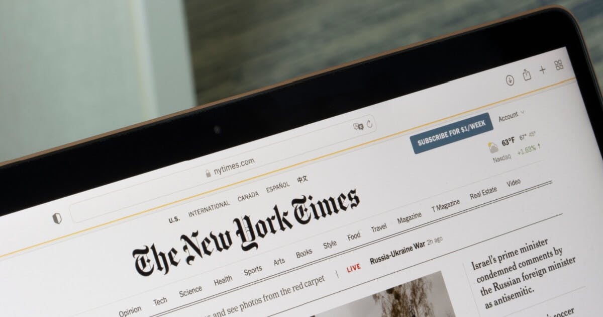 Foto da página inicial do jornal americano "The New York Times" aberta em um MacBook.