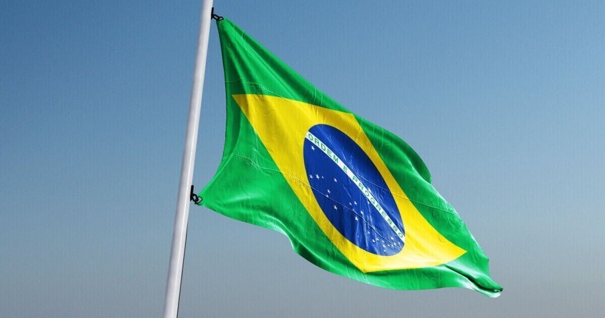 Bandeira do Brasil hasteada.