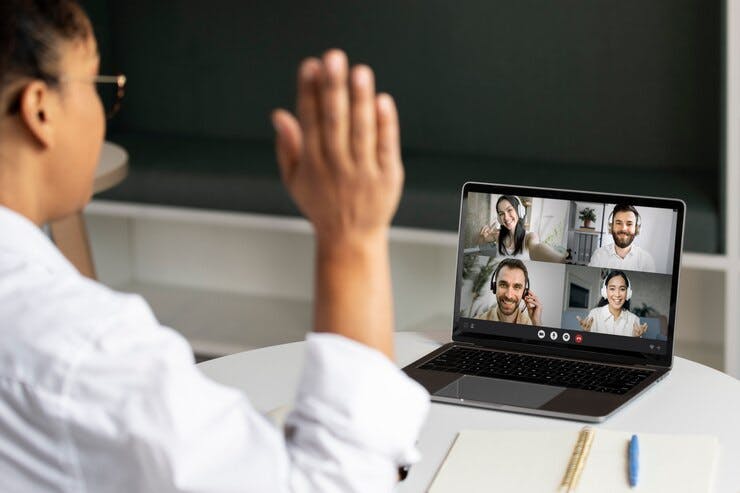 Pessoa conversando por vídeo chamada