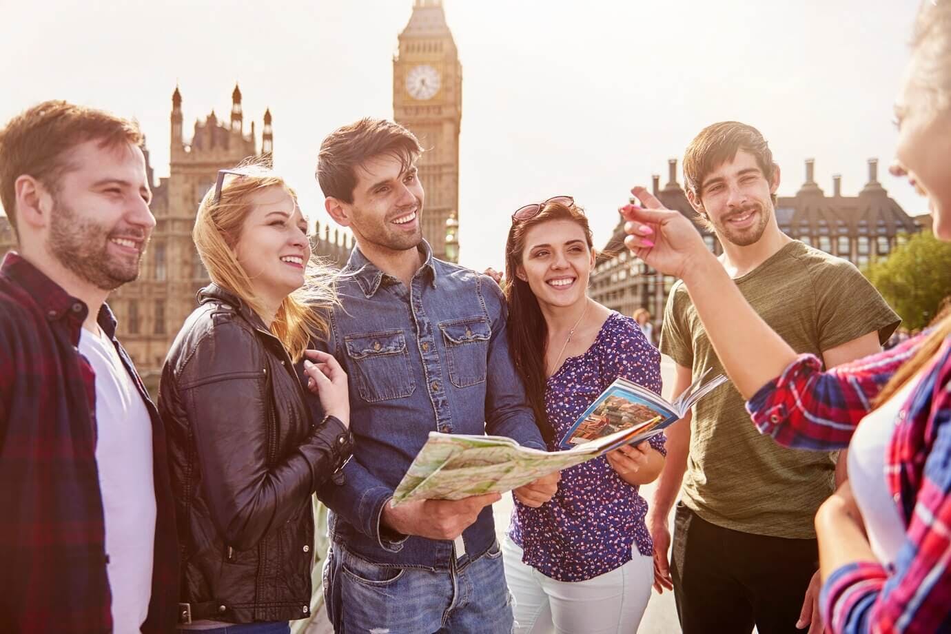 Pessoas conversando em frente ai BigBen