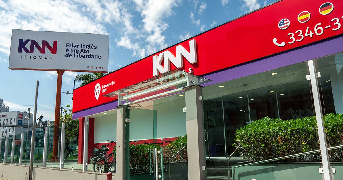 Fachada de uma unidade da KNN Idiomas.