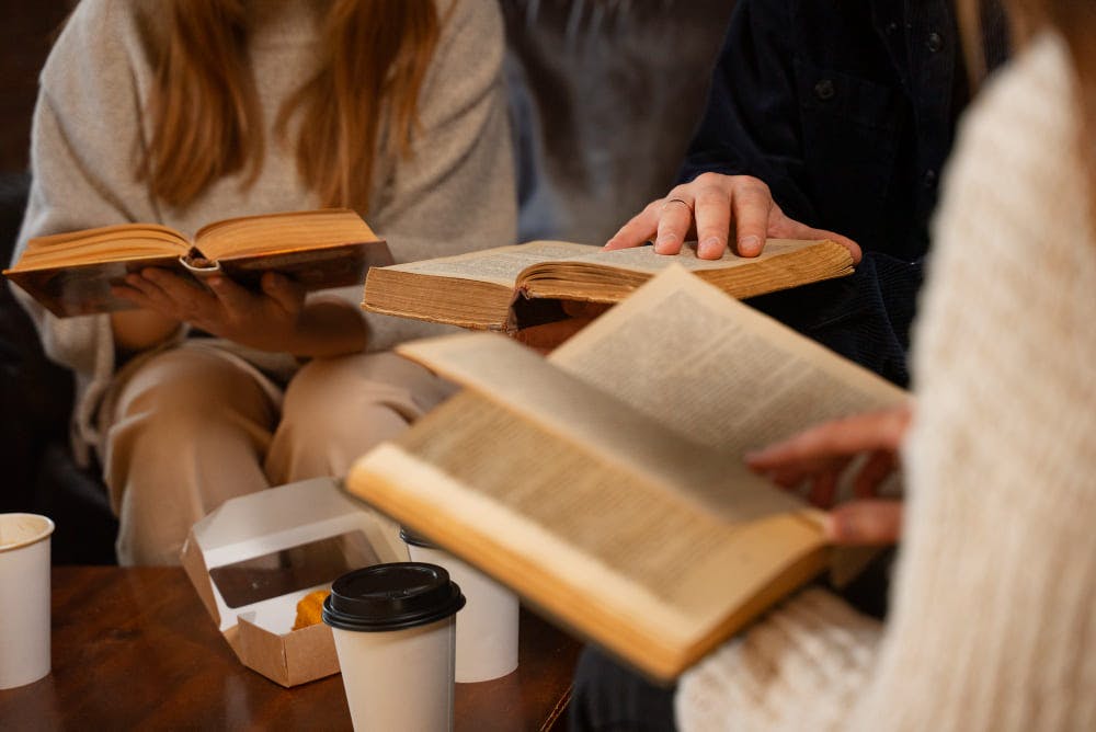 Pessoas lendo livros