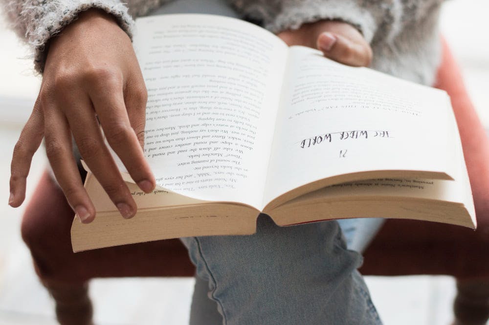 Mulher virando a página de um livro