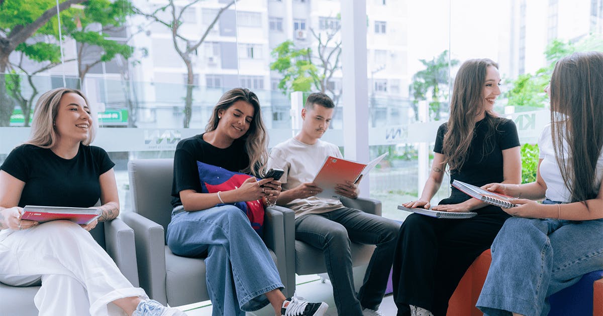 Fotos de Alunos da KNN estudando e conversando em uma unidade da escola.