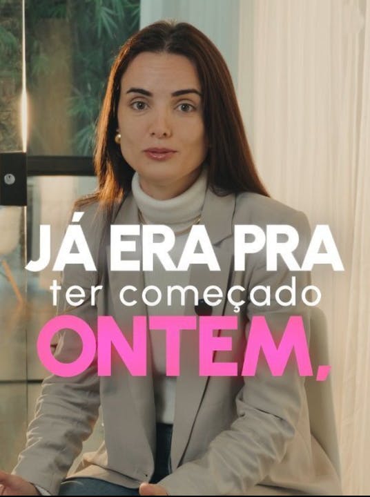 Foto da aluna Hérica da KNN Idiomas, com o lettering "JÁ ERA PRA ter começado ONTEM".