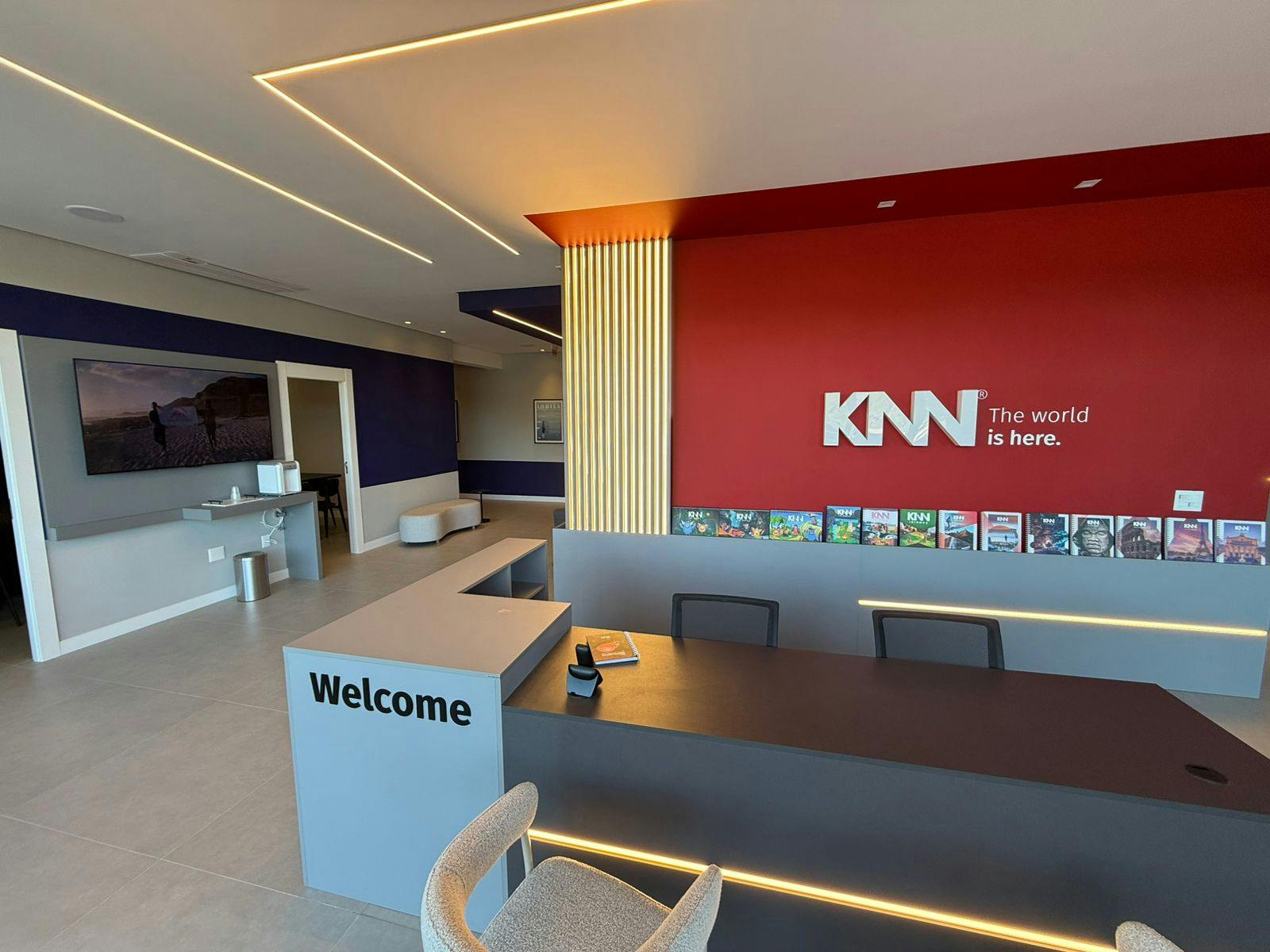 Foto do interior da primeira KNN Idiomas Prime, no Viva Park, em Porto Belo (SC).