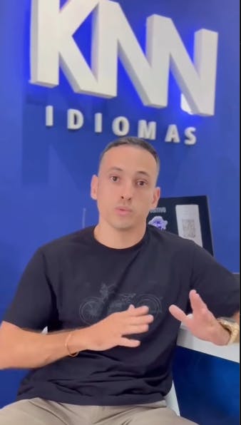 Foto do aluno Claudio Ferreira da KNN Idiomas dando entrevista.