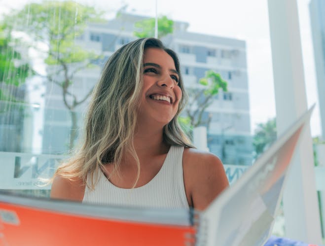 aluna da knn idiomas com o material didático
