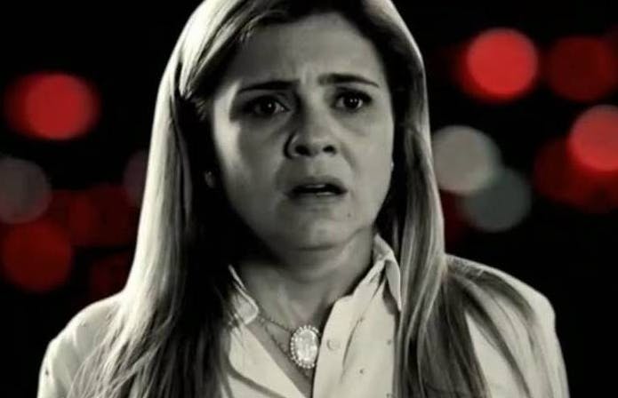 Personagem "Carminha" da novela da rede Globo, "Avenida Brasil", no icônico fundo da novela.