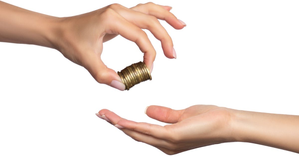 Duas mãos estendidas. A de cima está com um maço de moedas, e a de baixo vazia.