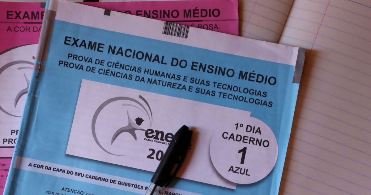 Foto da prova do Enem com uma caneta em cima.