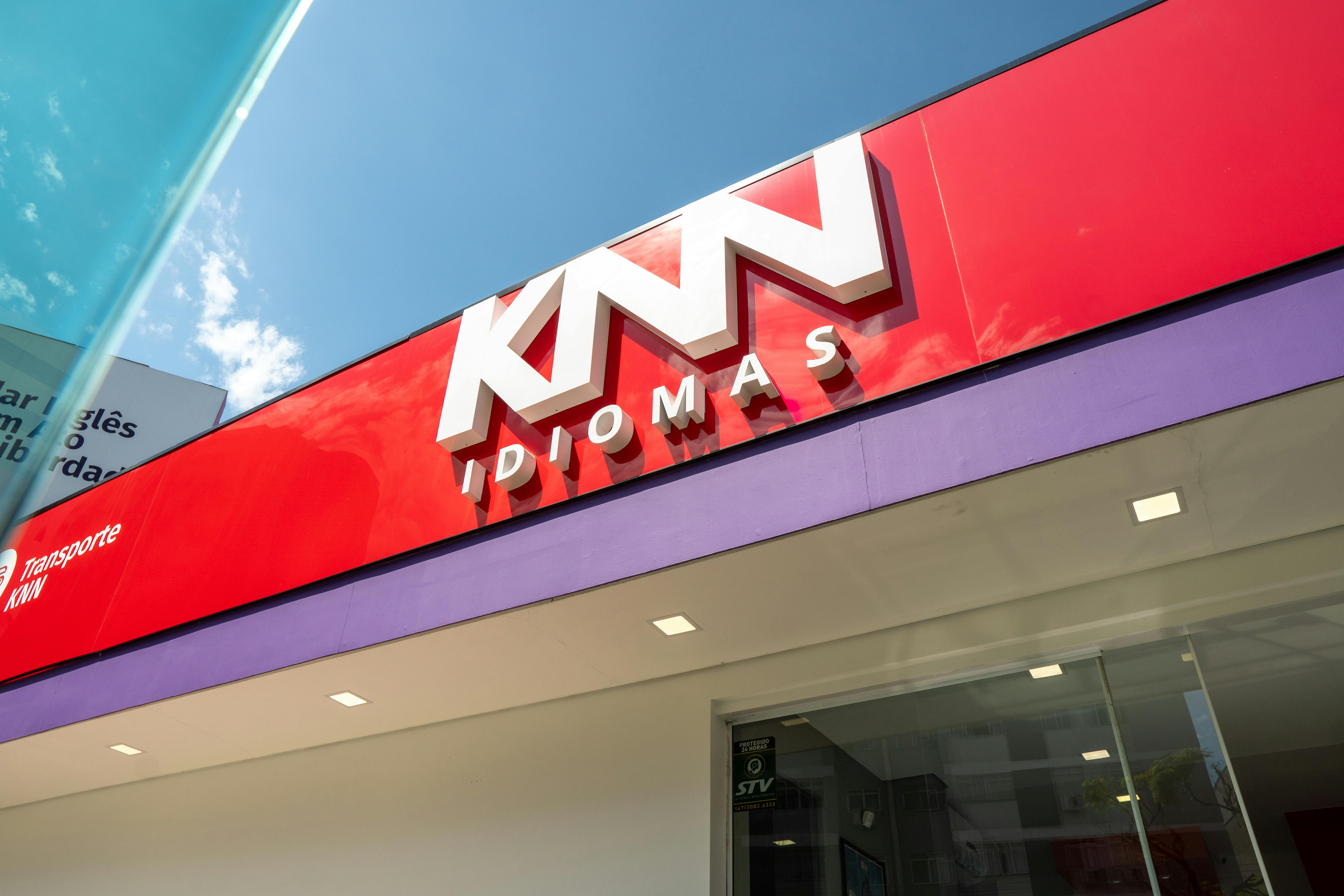 Fachada da escola KNN Idiomas.