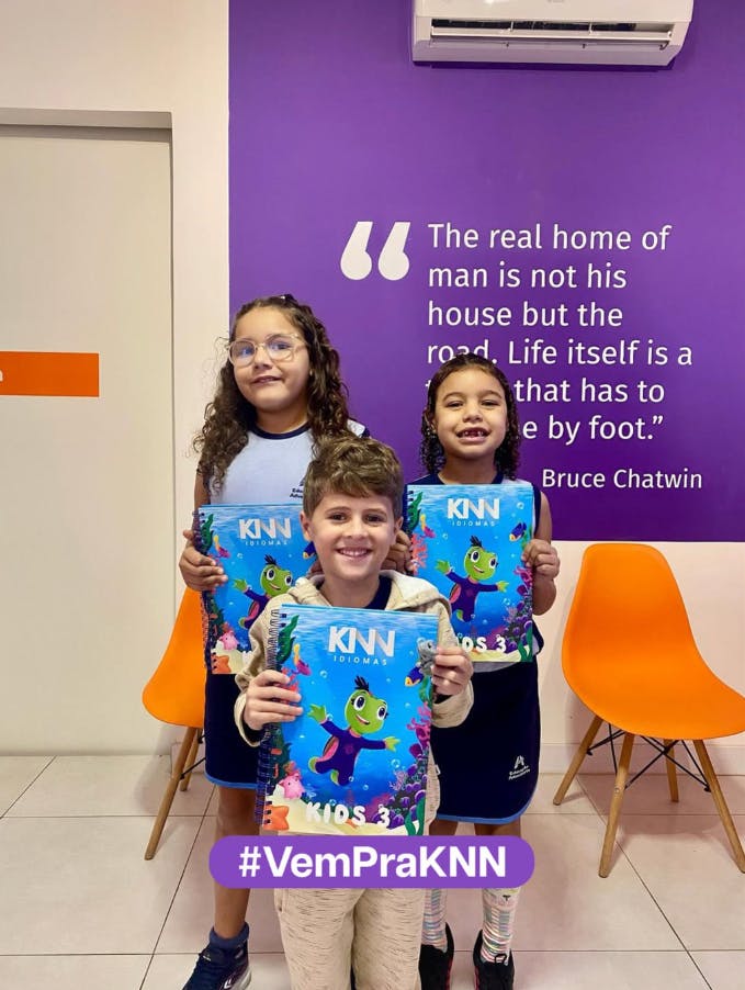 Dia das Crianças: pequenos das turmas da KNN Idiomas com o livro da escola em mãos.