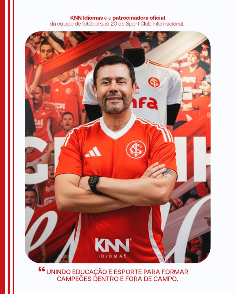 Reginaldo Knn, Fundador e CEO do KNN Group, vestindo a camiseta do Sport Club Internacional com expressão de felicidade.