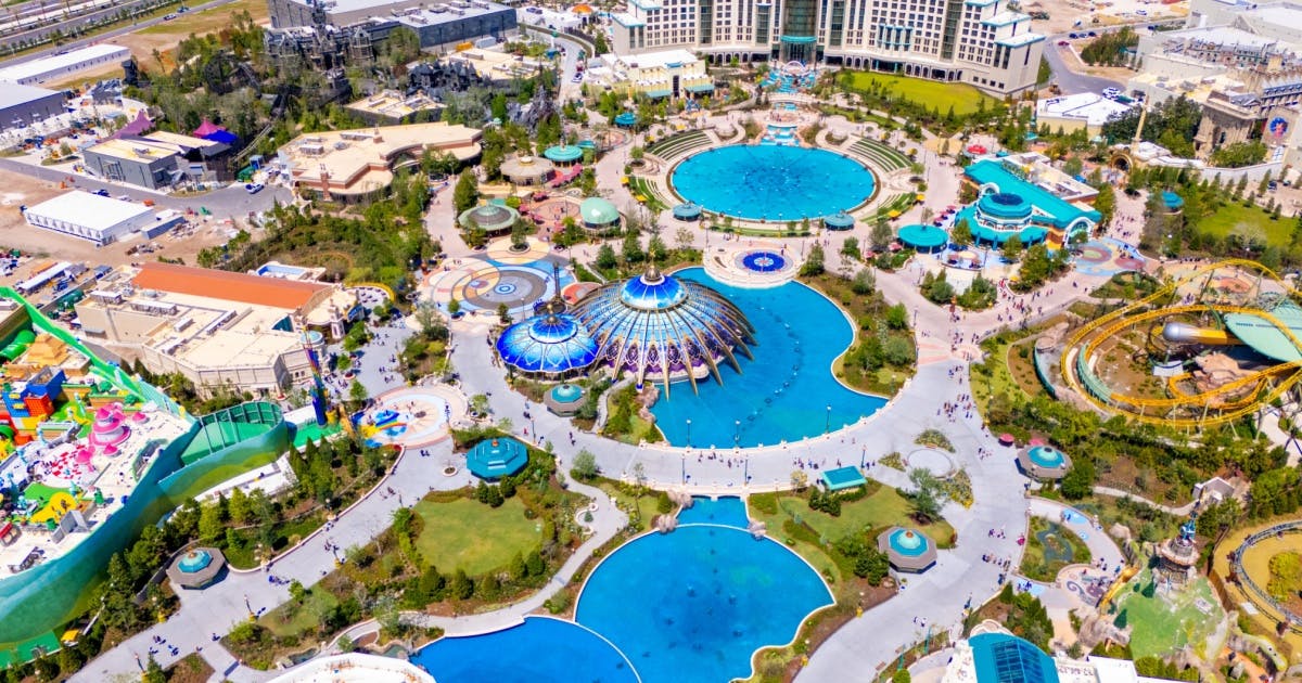 Foto mostrando um parque aquático do ângulo de cima na cidade de Orlando, nos Estados Unidos da América.