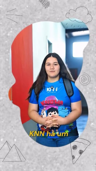 Foto da Aluna Júlia da KNN Idiomas falando sobre a sua experiência com a marca.