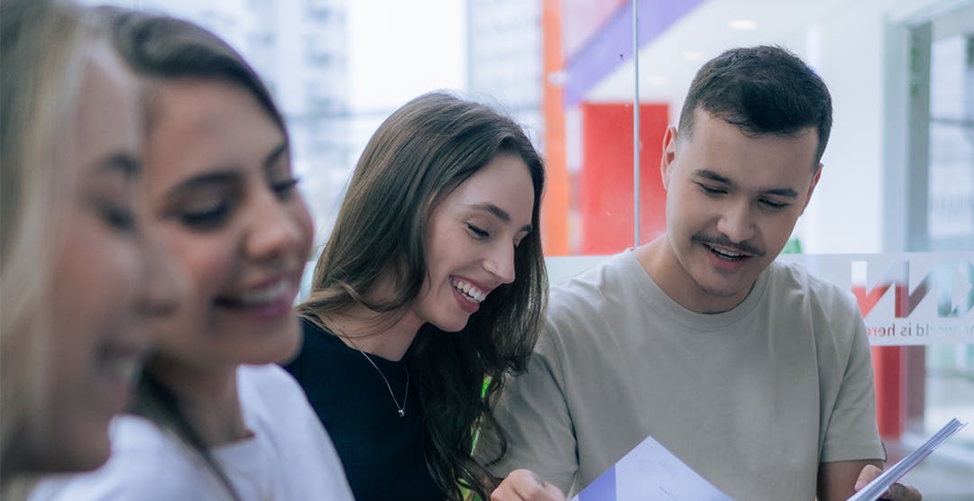 Alunos KNN conversando.