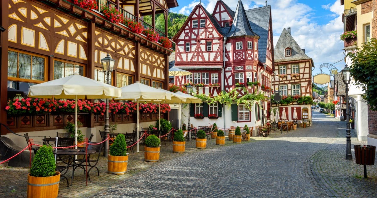 Foto de uma vila/bairro na Alemanha durante o dia.