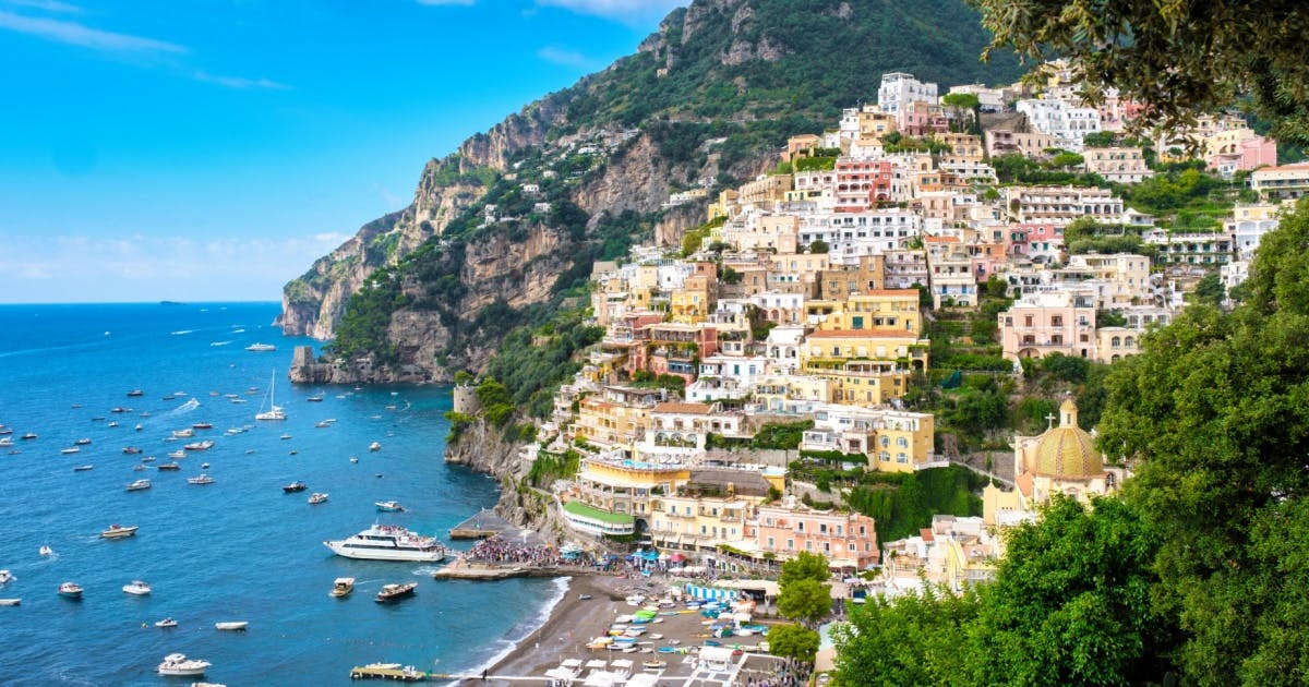 Foto da paradisíaca costa Amalfitana durante o dia, na Itália.