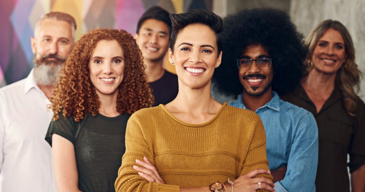 Diversas pessoas, de diversas cores e etnias juntas olhando para a foto.