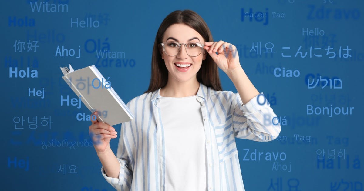 Mulher de óculos com a mão esquerda encostado nele, e com um livro aberto na mão direita.