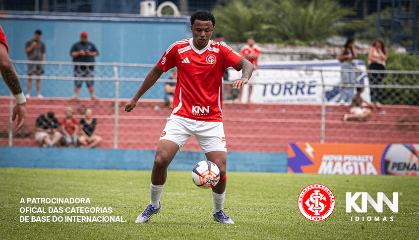 Jogador do Sport Club Internacional dominando a bola. Nos cantos as logos de Inter e KNN Idiomas.