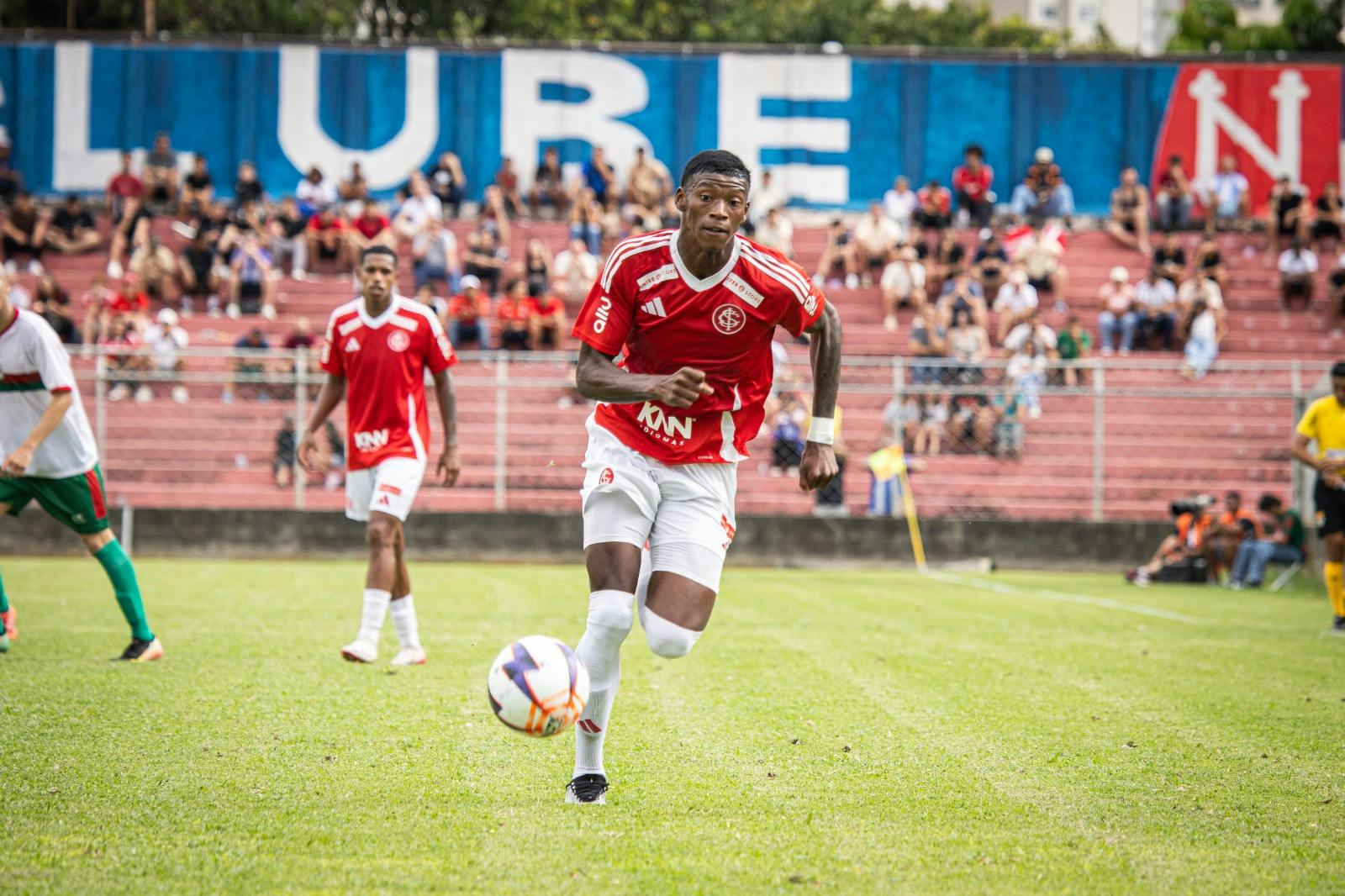Jogador do Sport Club Internacional dominando a bola no gramado.