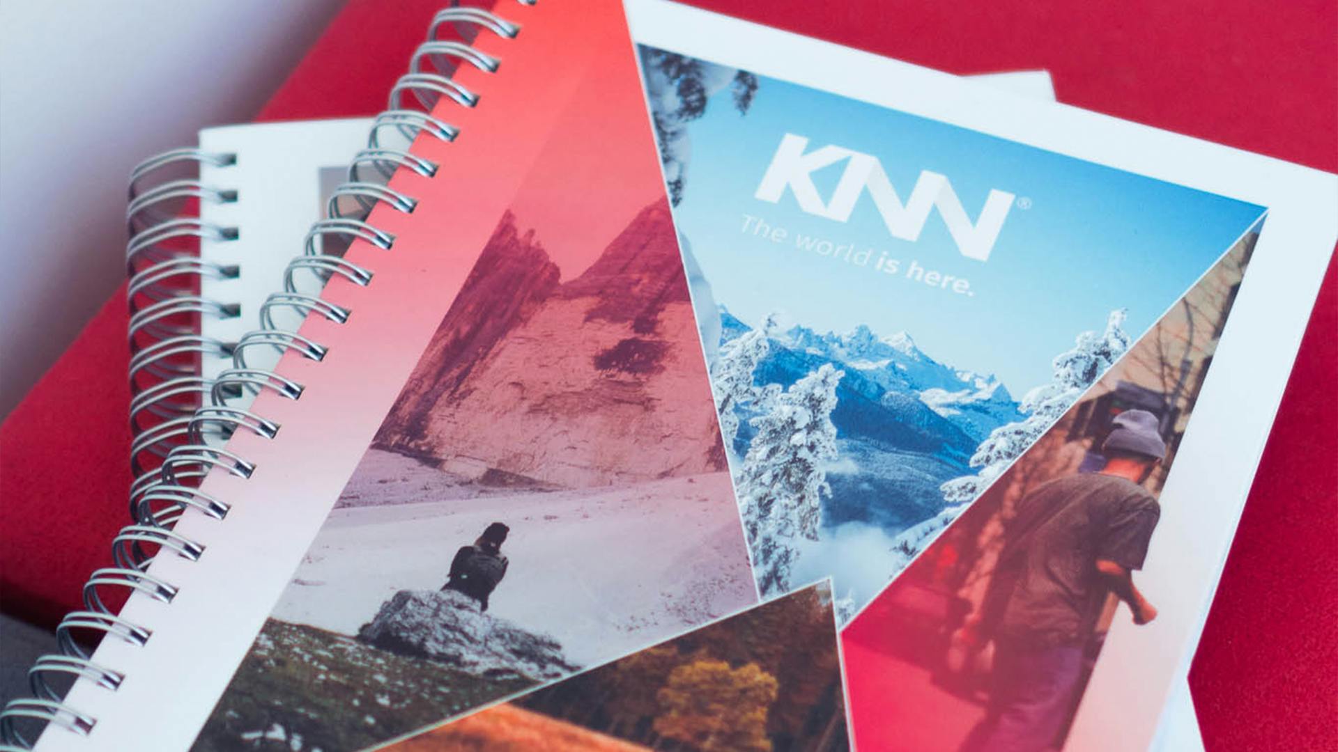 Livro da KNN Idiomas em um fundo vermelho. 