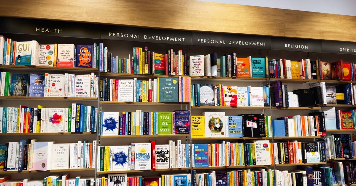 Estante de livros de uma biblioteca. 