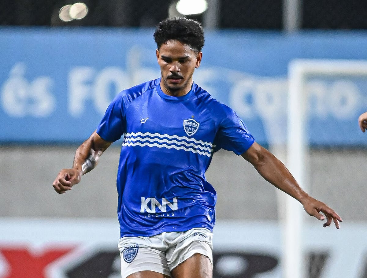 Jogador do Barra Futebol Clube em campo na Arena Barra FC com a camiseta com a logo da KNN Idiomas.
