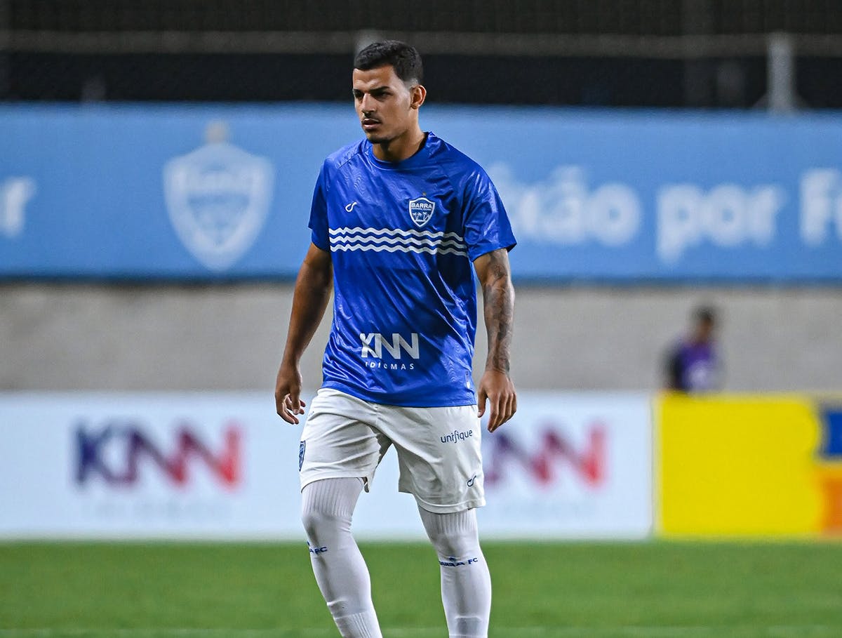 Jogador do Barra Futebol Clube em campo na Arena Barra FC com a camiseta com a logo da KNN Idiomas.