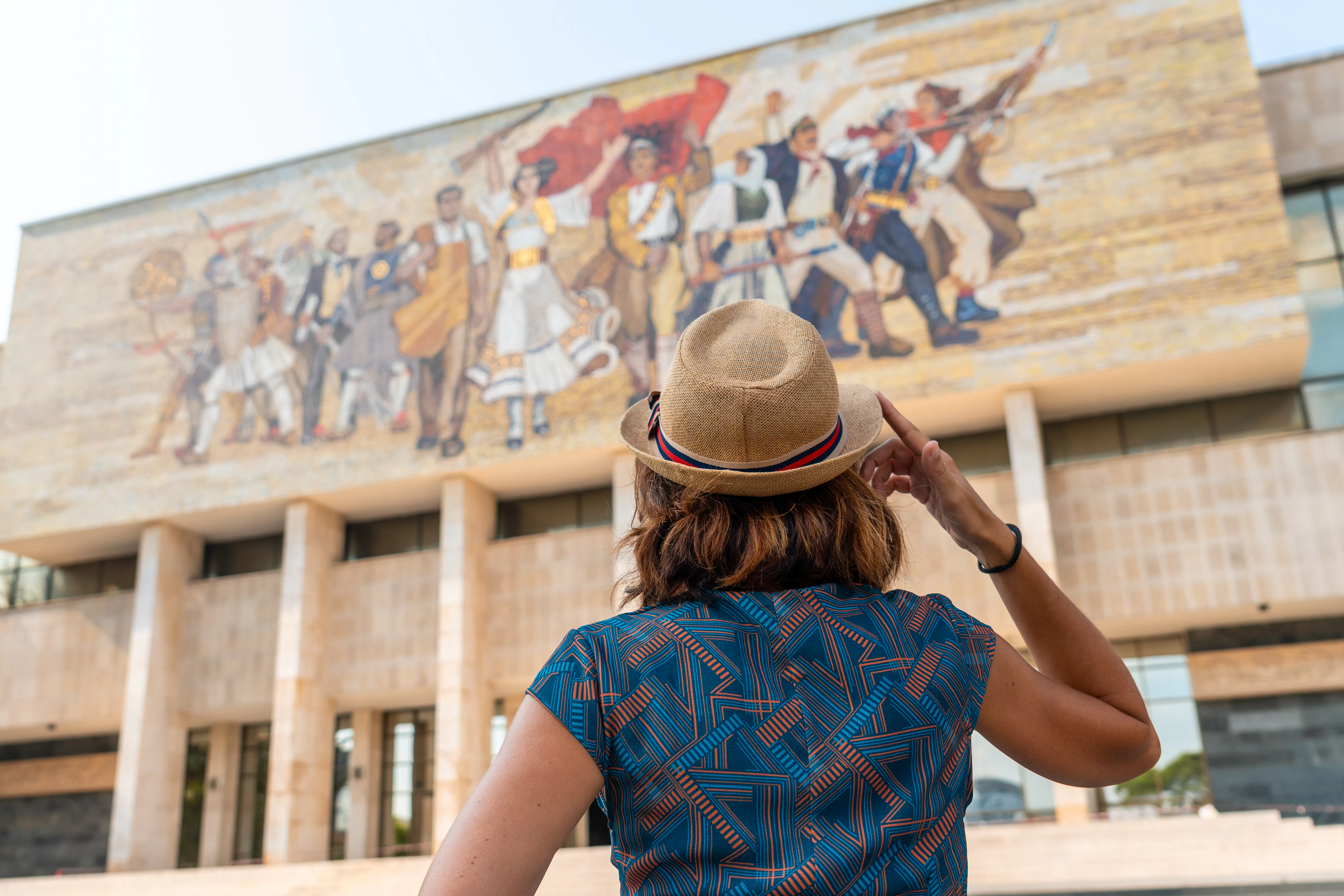 Mulher em um ponto turístico analisando a obra 