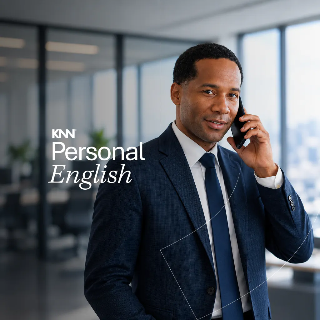 Homem de terno, com o celular na mão