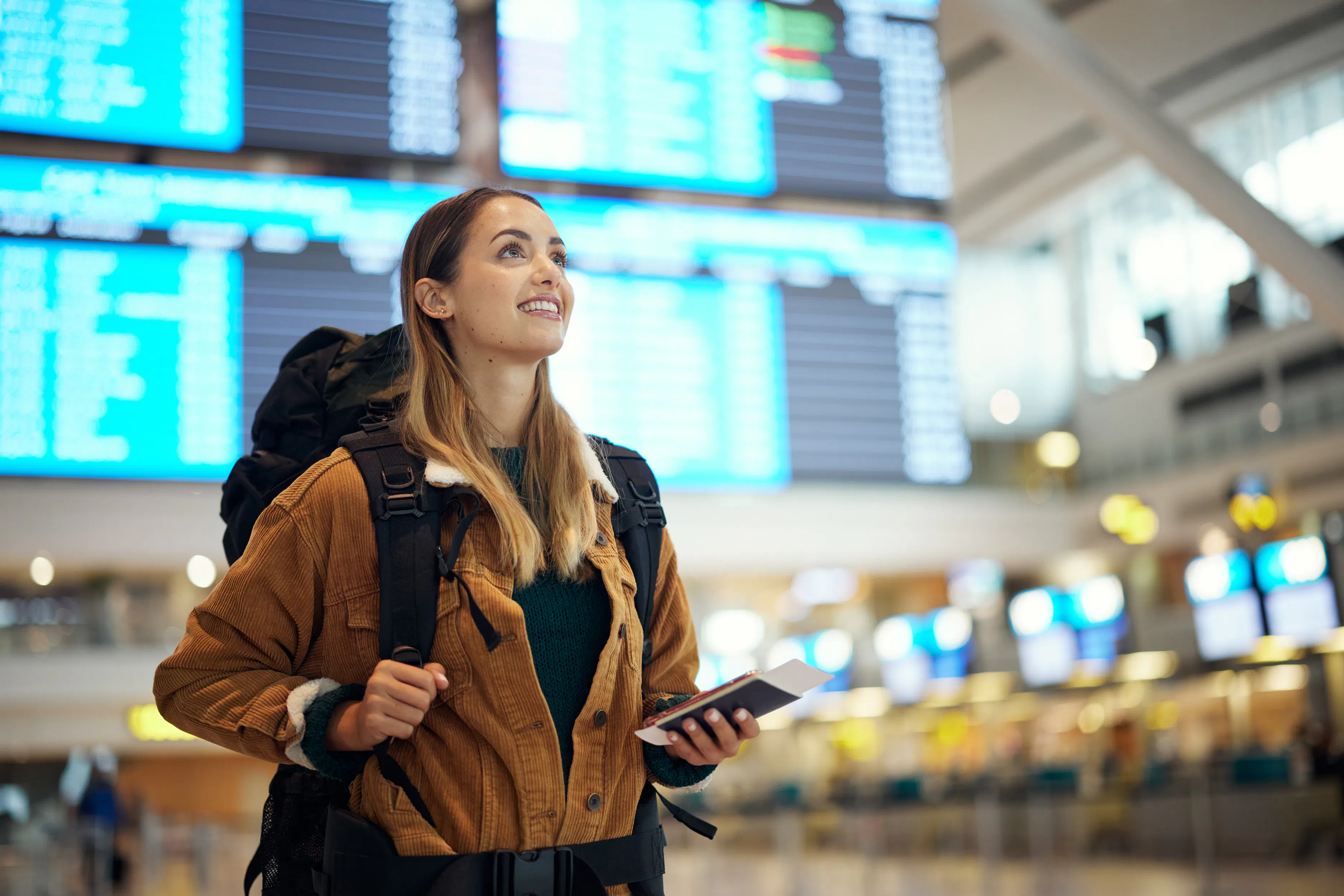 viagem aeroporto mulher animada com passaporte passagem documentos imigração jornada horário de voo mochila pessoa com documento de identidade busca internacional registro